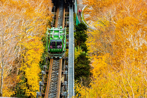 中腹駅から山頂駅を結ぶミニケーブルカー。四季折々の景色も魅力
