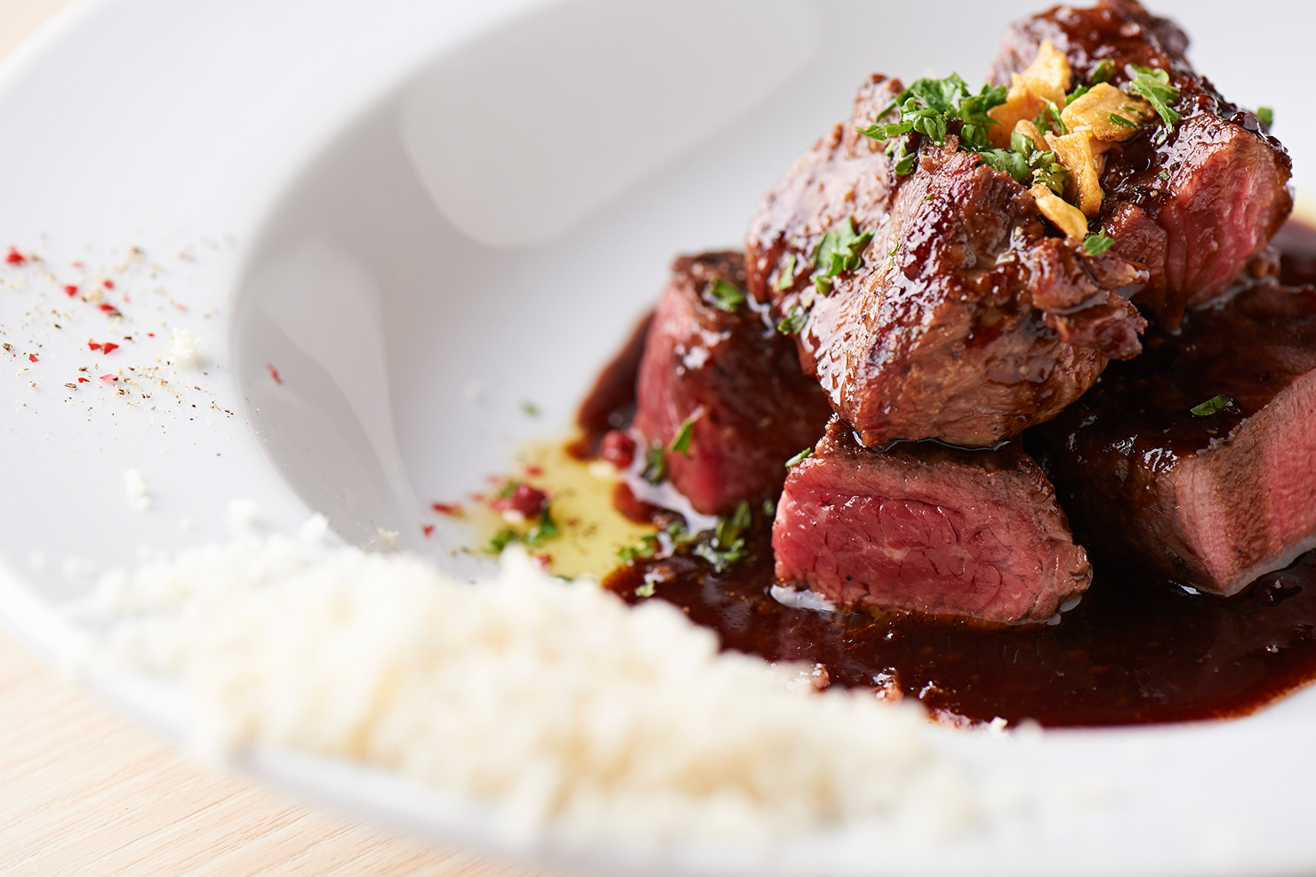 ステーキはおまかせで焼いてもらうメニューも。食べ応えのある赤身肉を中心に8種以上の部位を用意