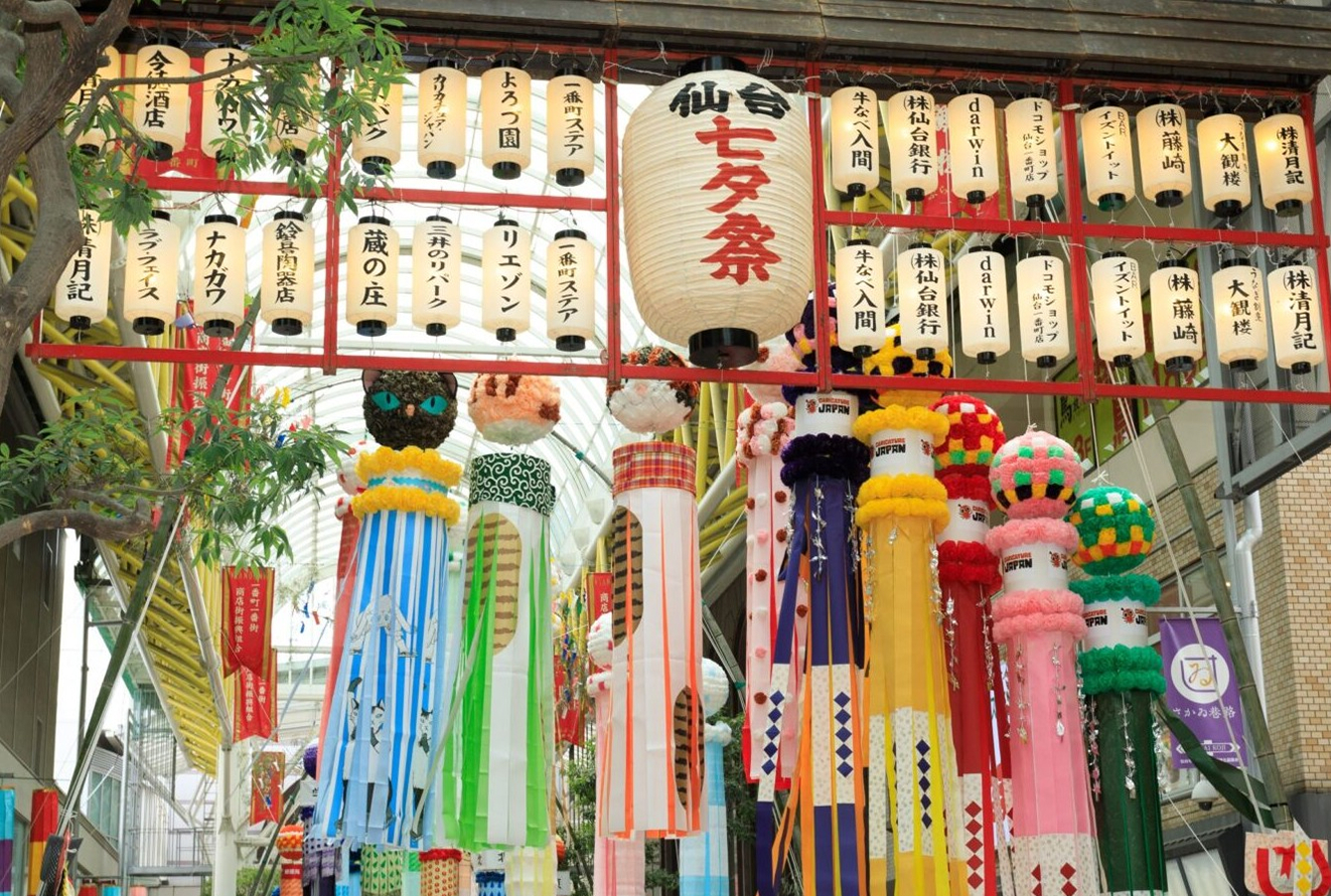 「ぷらんどーむ一番町」では笹飾りと提灯が祭の雰囲気を醸し出す　提供：仙台七夕まつり協賛会