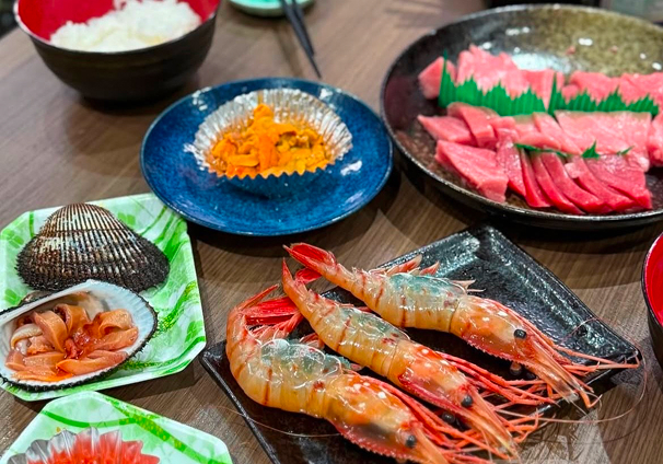 「はましん食堂」では、鮮魚店「浜伸」で選んだ食材を調理してもらうことも可能