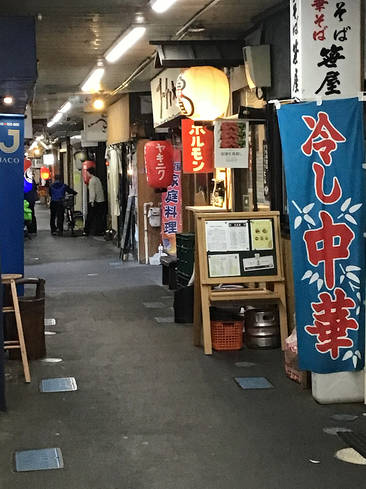 約100m続く通り2本に、100店舗あまりが軒を連ねる