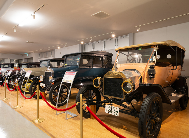 自動車の歴史を変えたクラシックカーが並ぶ