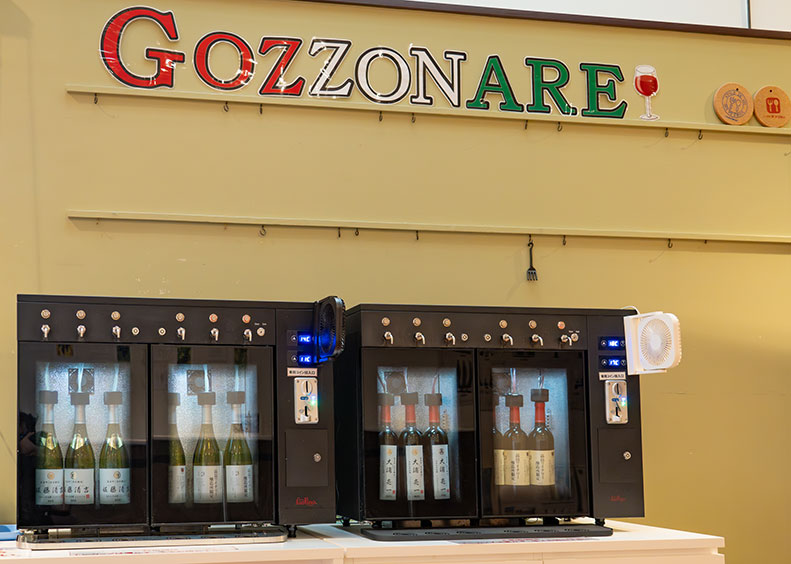 施設のフード店舗でワインや軽食を