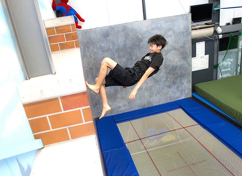 壁を上り飛び上がるウォールトランポリン