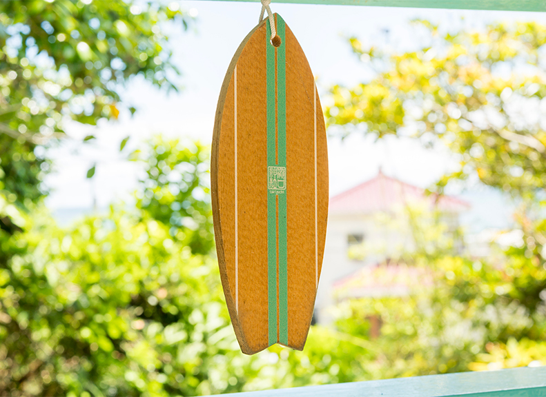 祈りを込めたサーフィン型の絵馬