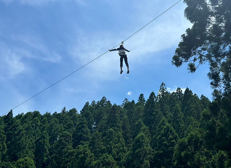 大パノラマに向かって空を飛ぶ爽快感を満喫