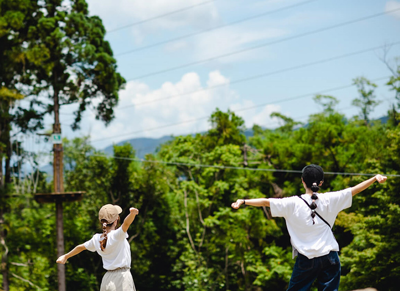 樹木の上で非日常的なアクティビティに挑戦
