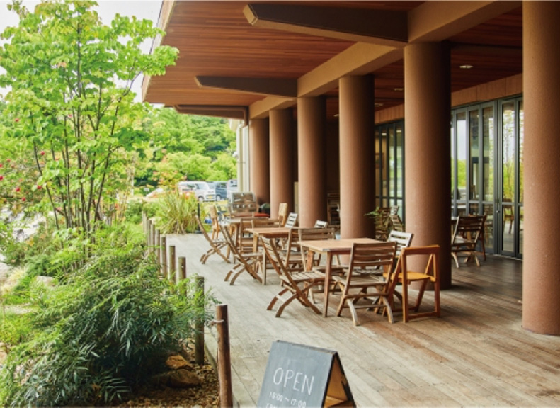 お洒落な雰囲気の「山麓レストラン」