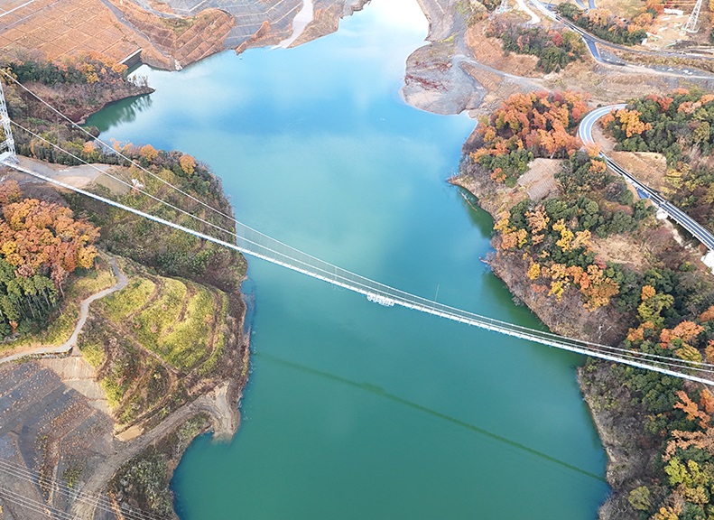 市街地を一望できるダイナミックなつり橋