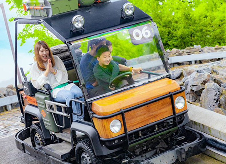 自然を楽しみながらアトラクションへ挑戦