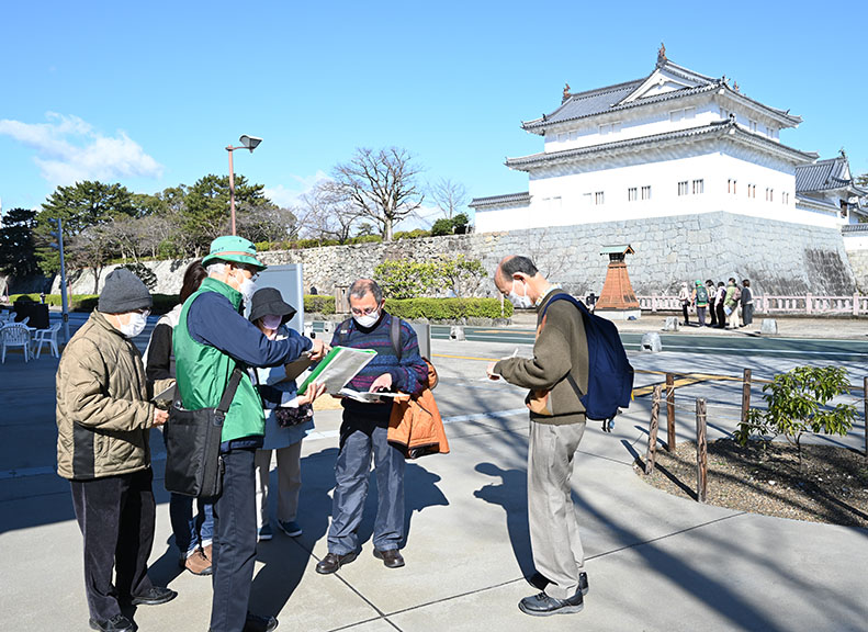 ガイドと一緒にまちを巡る歴史ツアー
