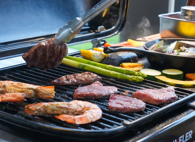 バーベキューを楽しめる開放的なテラス席