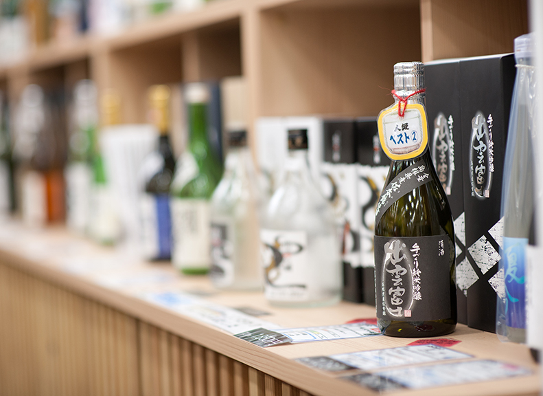 伝統の味覚や限定商品ずらりと並ぶお土産