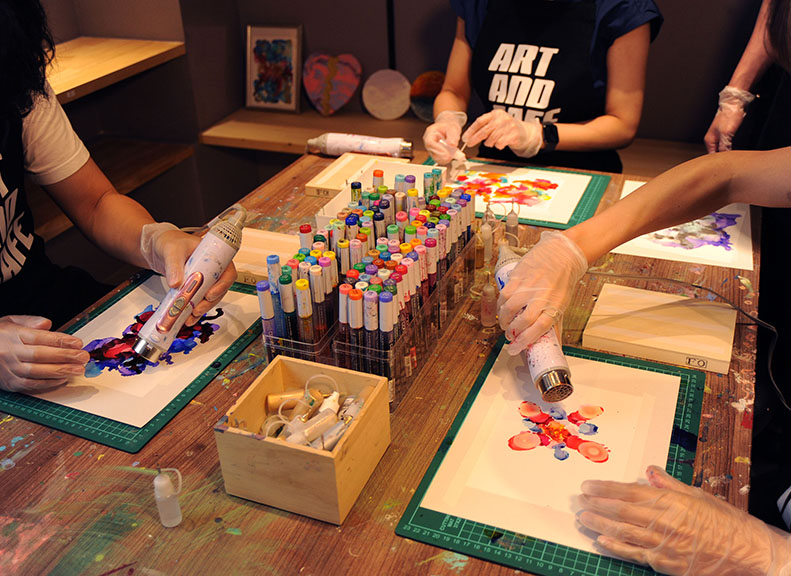 偶然から生まれる模様自由な表現が可能