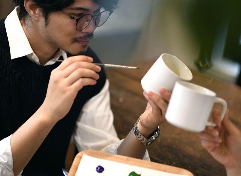 江戸の伝統を感じる陶器の絵付けを体験