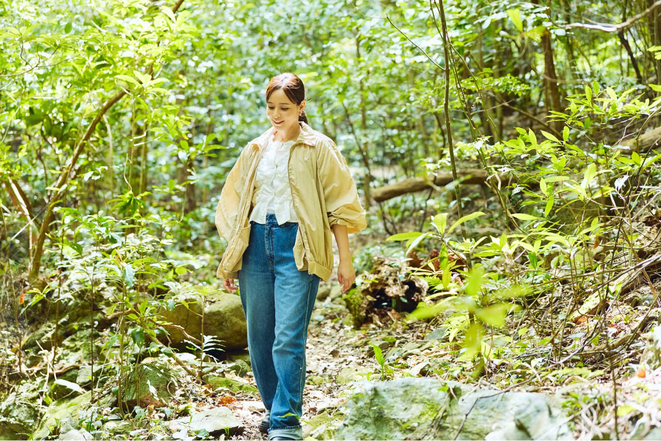松原登山道の森を歩く加藤ローサさん