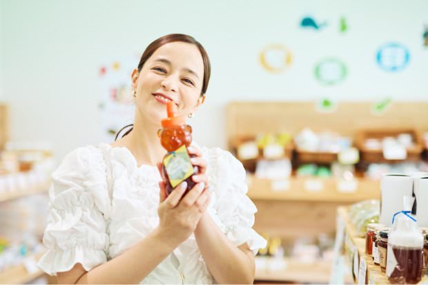 生パッションフルーツサワーを手にする加藤ローサさん