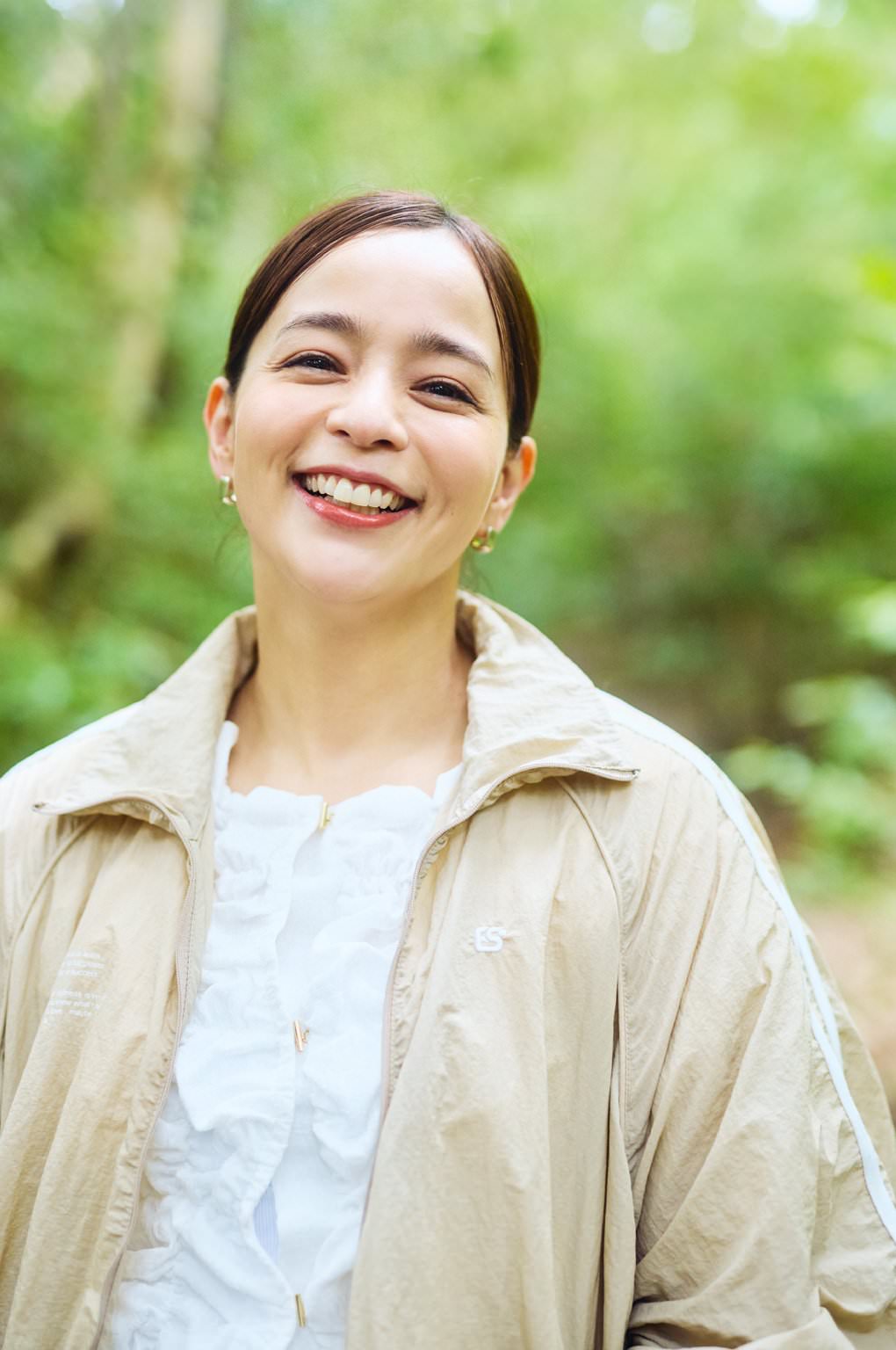 森の中でほほ笑む加藤ローサさん
