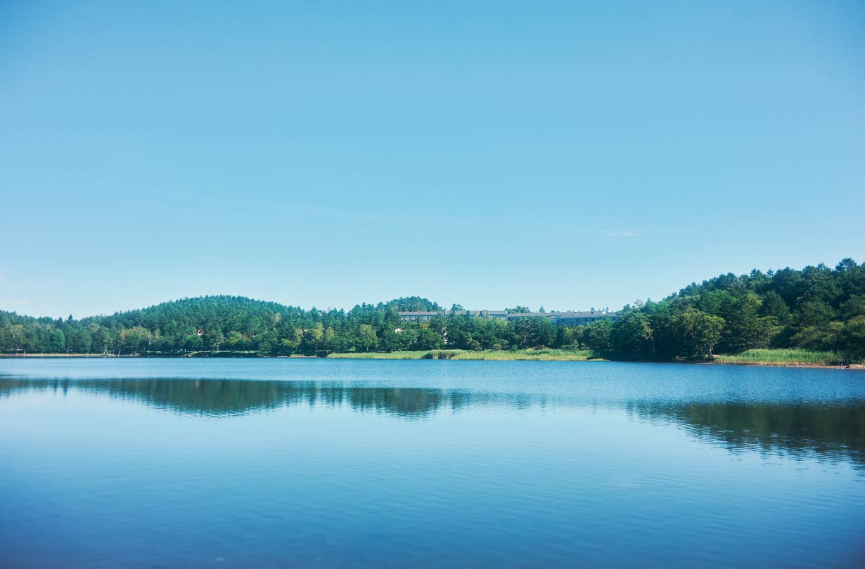 静寂と涼しさに包まれる神秘的な女神湖【 標高1,540ｍ、周囲約1.8km 】