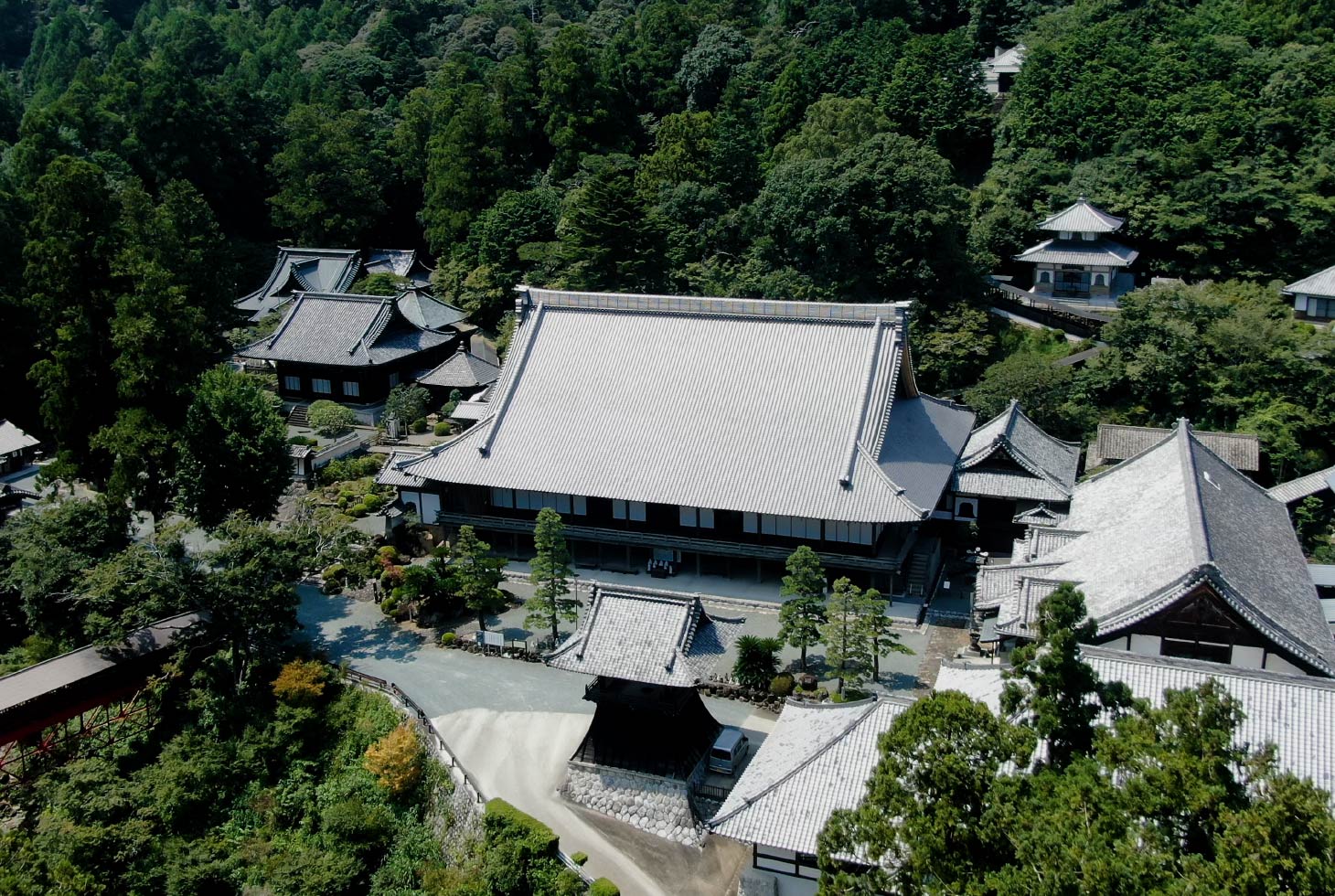 2日目は市街地から少し離れ、奥山エリアにある家康と直政に縁のあるお寺から旅をスタート。この土地ならではの味を堪能し、お土産に銘菓を購入したあとは井伊家の故郷・井伊谷エリアを巡ります。旅の締めは浜松駅構内にある、豊富なラインナップが自慢の地酒専門店に立ち寄り。浜松でしか堪能できない歴史ロマンや食体験を満喫しましょう。