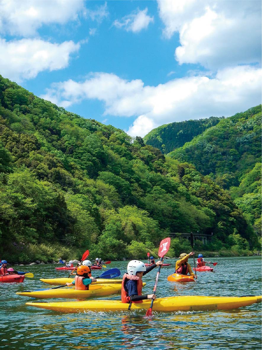 山々に囲まれて水上を散歩江の川でカヌー体験