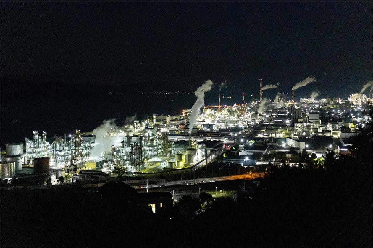 SFの世界のように幻想的 宝石のように夜を彩る工場夜景