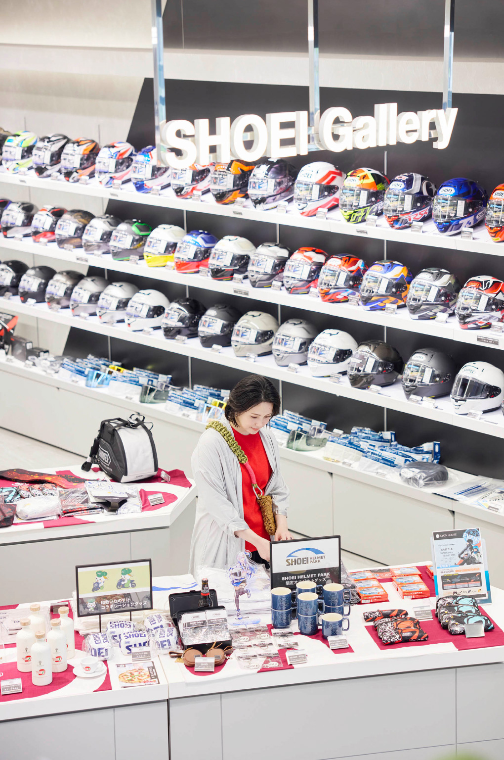 SHOEI HELMET PARKの展示を見学する美村里江さん