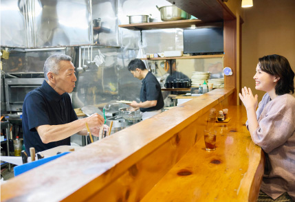 HELMET PIZZAのカウンターで話を聞く美村里江さん
