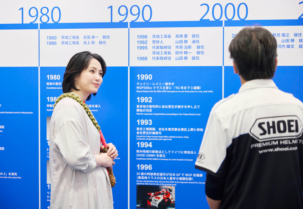 SHOEIの歴代のヘルメットについて話を聞く美村里江さん