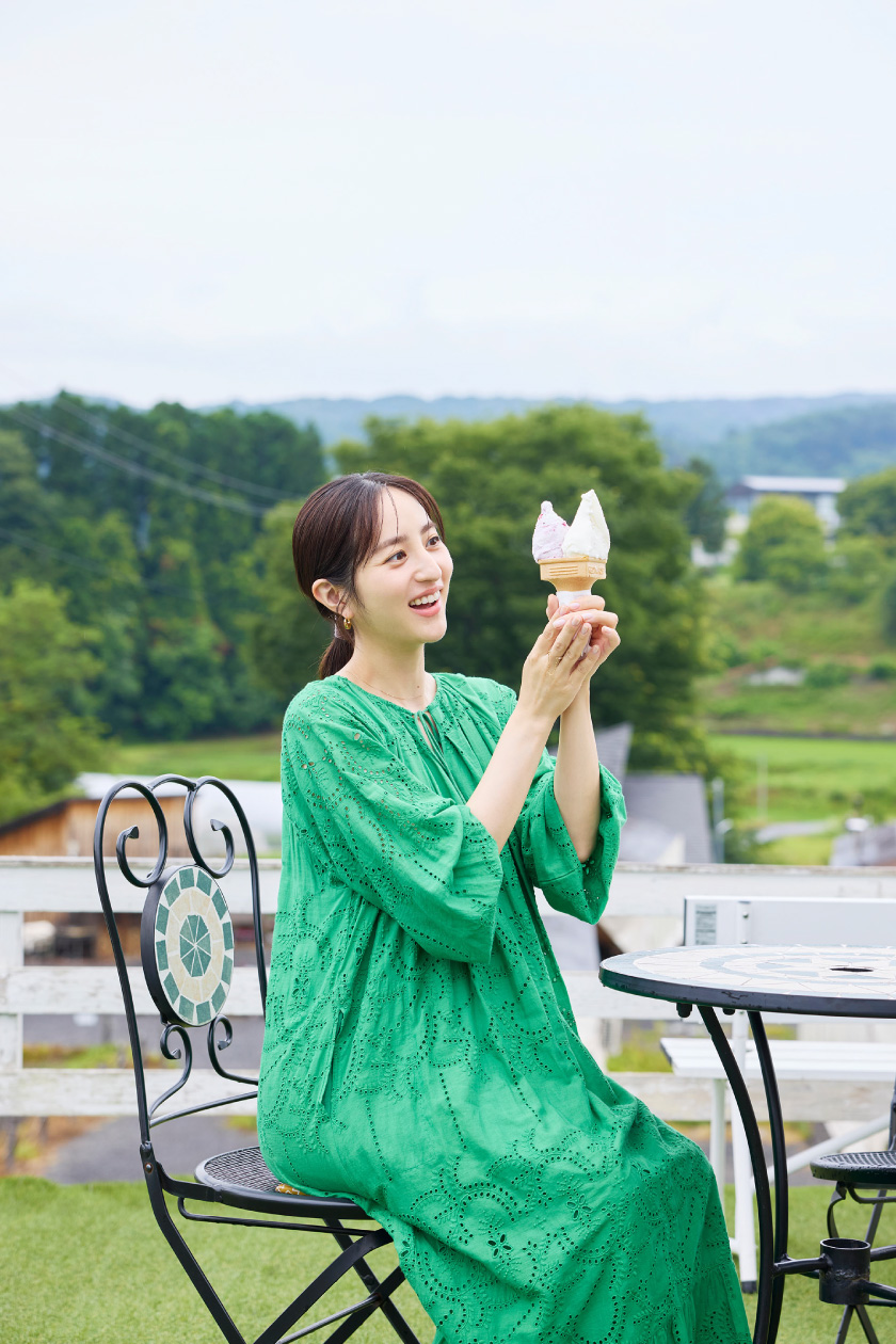 かわばジェラートを手に、テラスで笑顔の堀田茜
