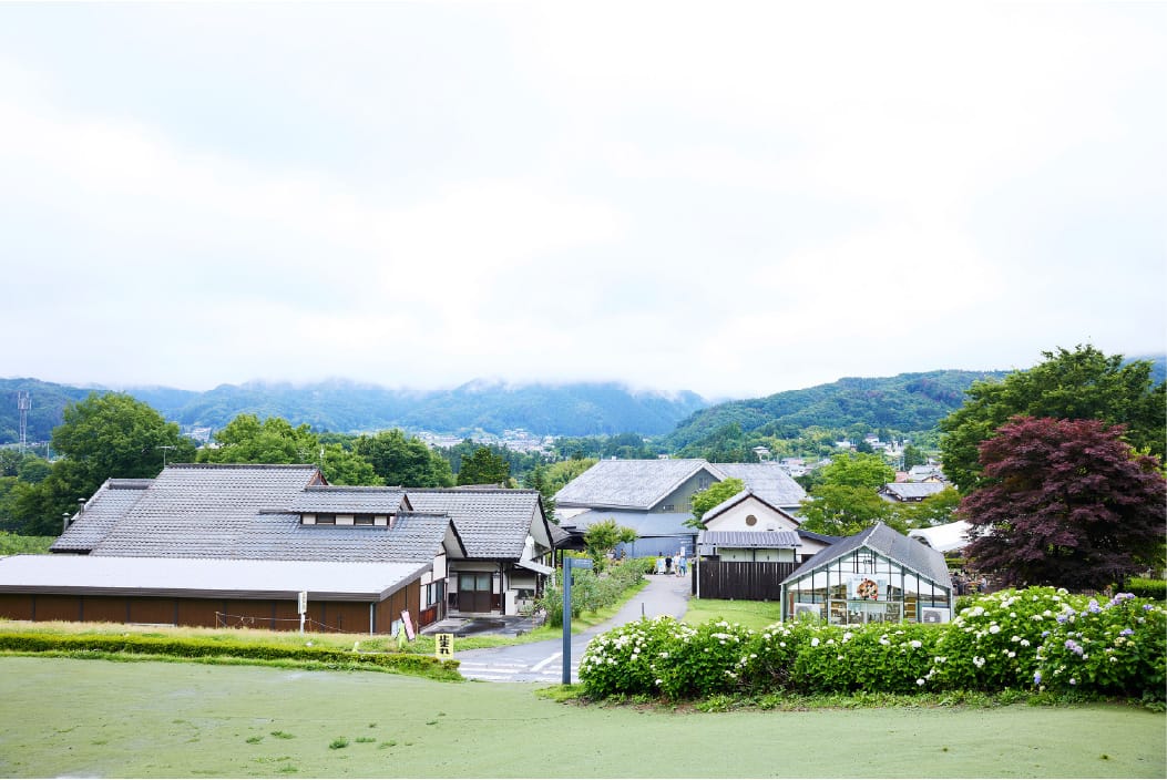 川場田園プラザの外観と、周囲の山並み