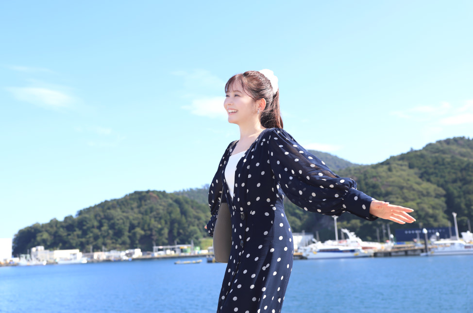 女川港を眺める久間田琳加さん