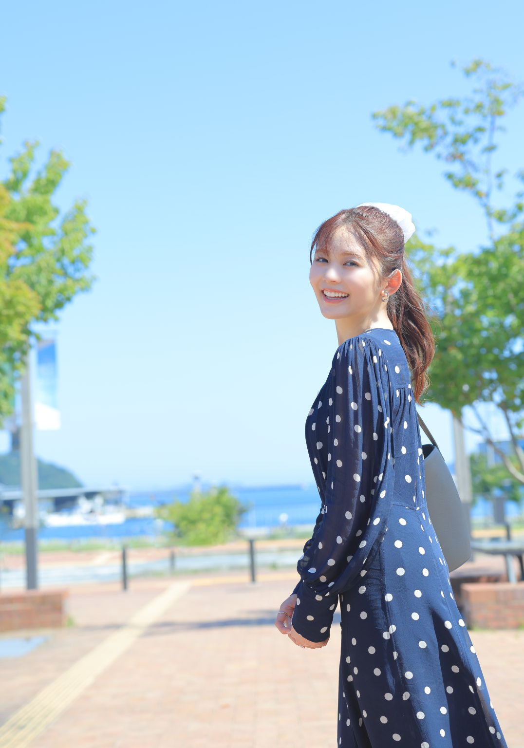 レンガみちを歩く久間田琳加さん