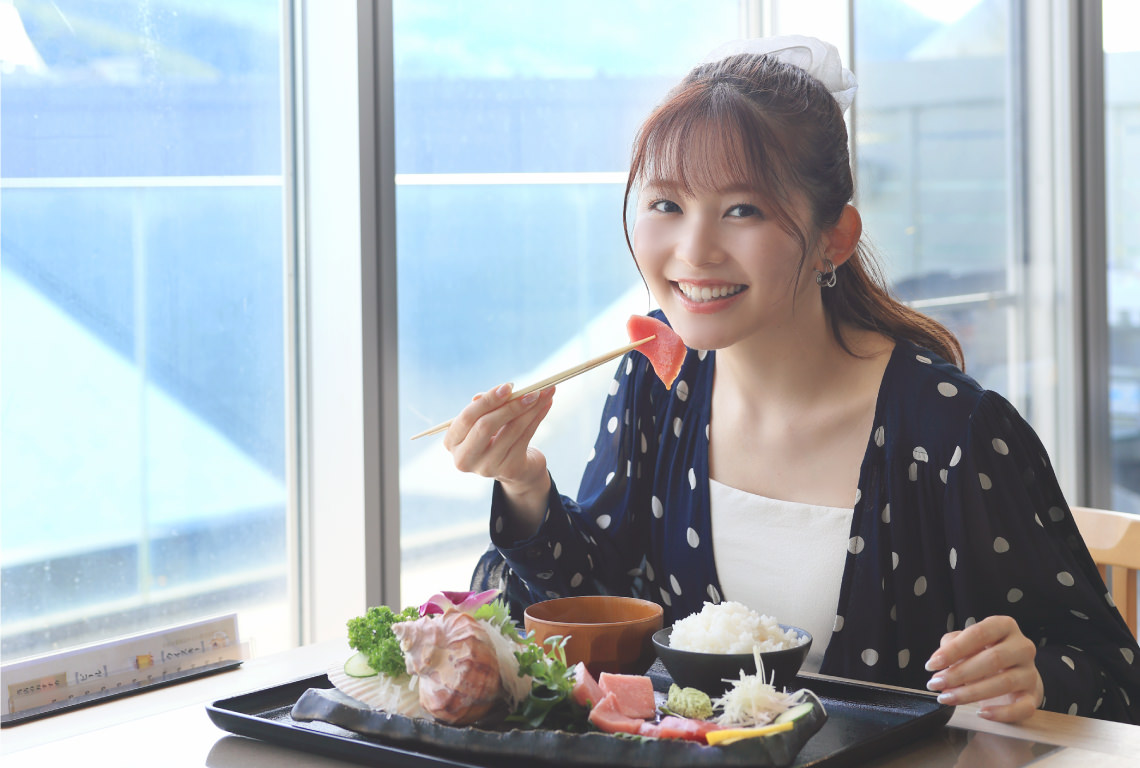 海鮮ランチのまぐろを味わう久間田琳加さん