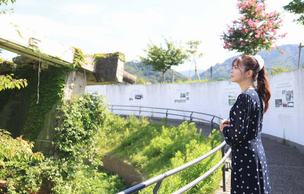 震災遺構「旧女川交番」を見学する久間田琳加さん