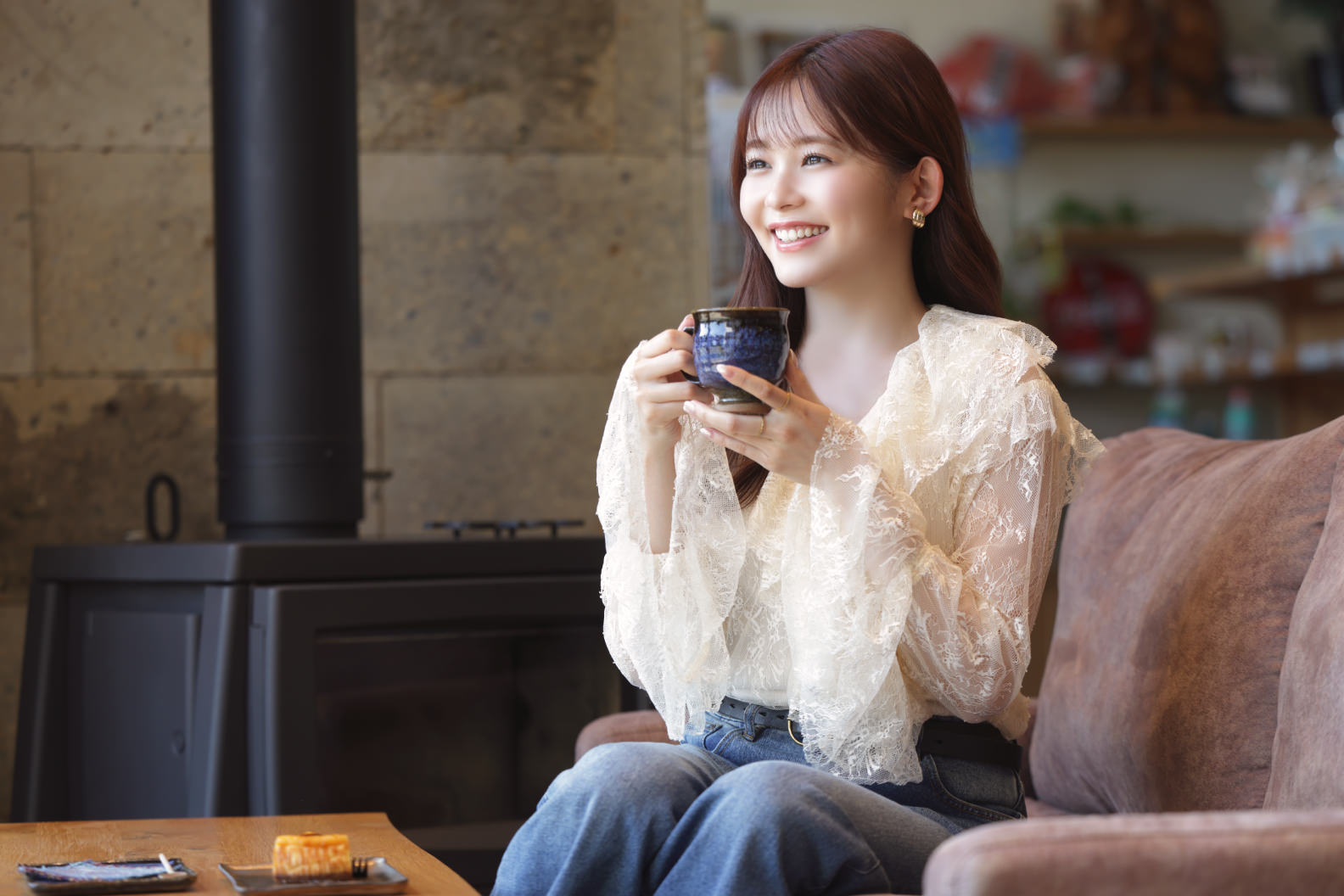 「小さな珈琲屋さんGEN」でコーヒーを味わう久間田琳加さん