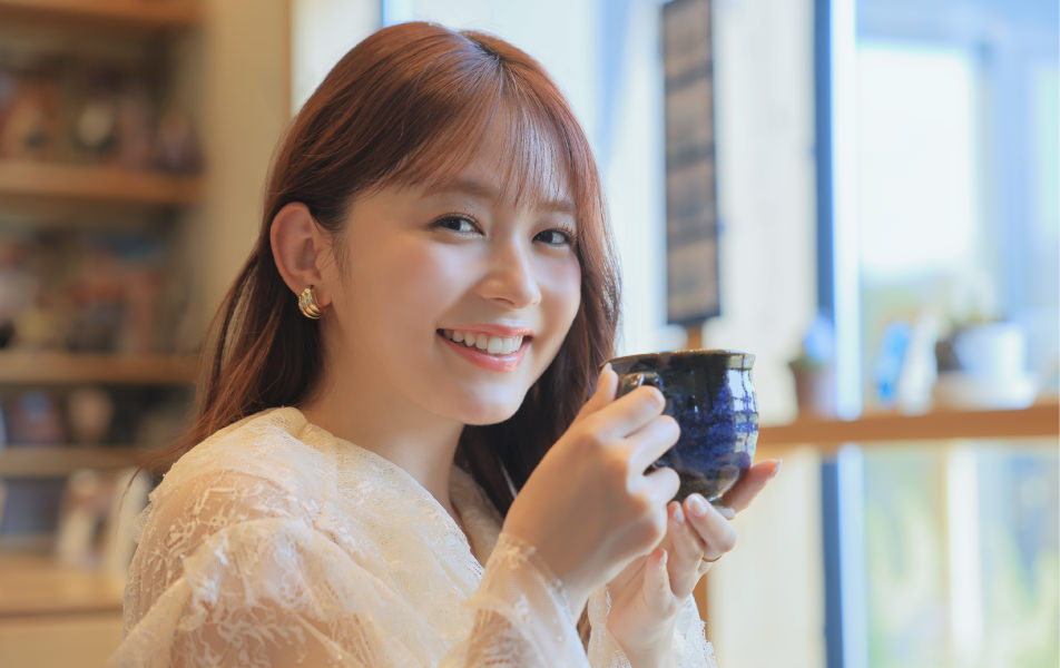 「小さな珈琲屋さんGEN」でコーヒーを味わう久間田琳加さん