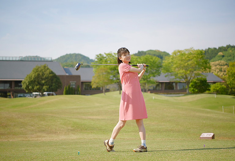 ゴルフに挑戦する川島海荷さん