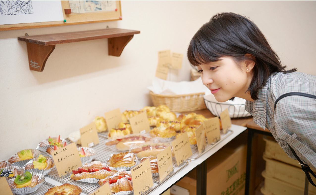 パン有本でパンを選ぶ川島海荷さん