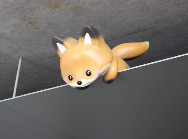 館内に隠れている子狐のオブジェ