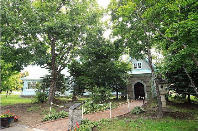 竹鶴政孝と夫人・リタの住居を移築、復元した「旧竹鶴邸」。玄関ホールと庭園を一般公開している。
