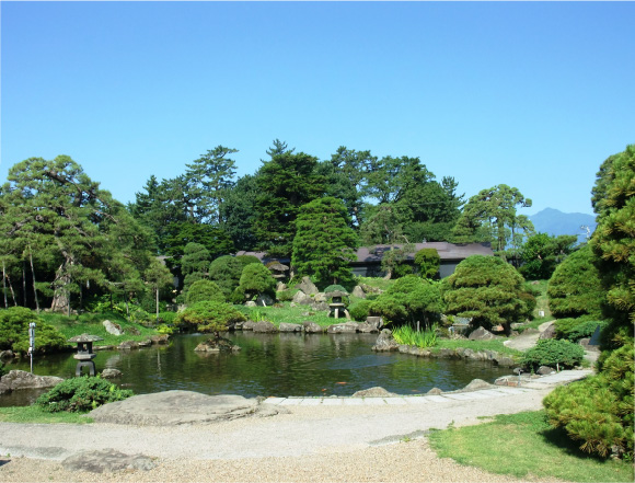 津軽富士岩木山と弘前公園の老松を借景としているのが美しい「揚亀園（ようきえん）」