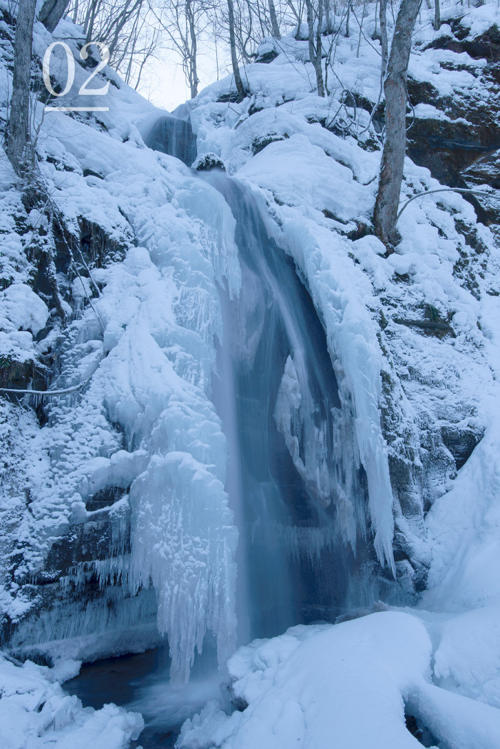 雪の奥入瀬渓流で氷瀑・氷柱に圧倒される