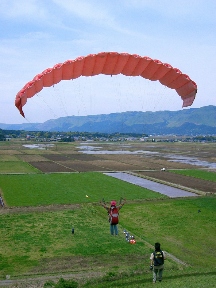 パラグライダーや熱気球に乗ってワクワクの空中散歩へgo