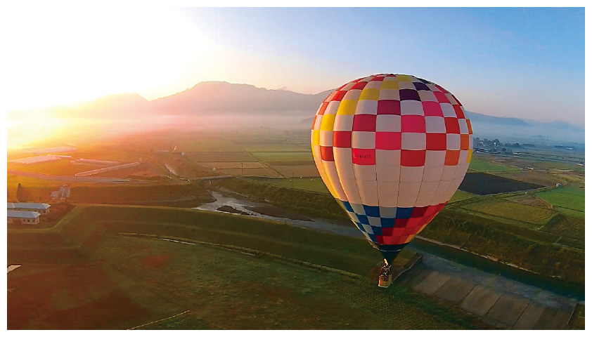 パラグライダーや熱気球に乗ってワクワクの空中散歩へgo