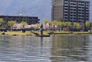 諏訪湖を遊覧船でのんびり航行