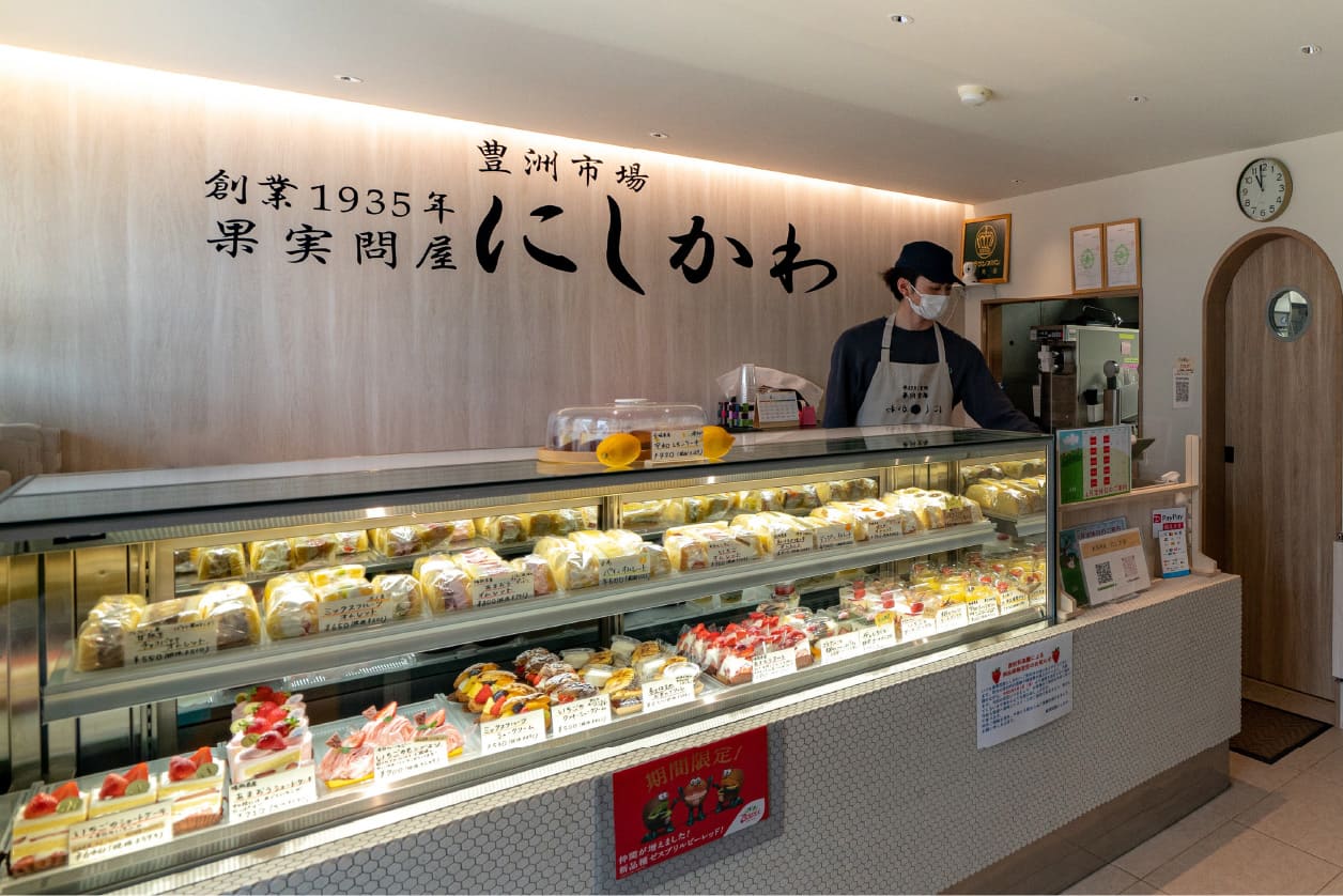 2021年9月に誕生した船橋法典店は上質な果物が味わえると大人気。四代目である西川さんのご子息もお店を手伝っていました