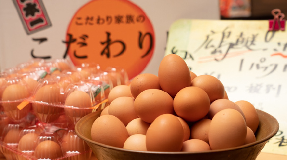 毎朝、広島から直送される「こだわり家族のこだわり卵」。ビタミンEが通常の卵の約30倍、濃厚でコクのある味わいも評判です。店内ではパック販売も行っています