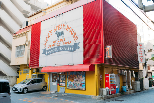 沖縄で創業69年のステーキハウスの老舗。味はもちろん、価格、ボリュームともに満足なステーキが魅力。店内は焼きたてのステーキの匂いと活気にあふれ、地元客のみならず観光客からも愛される人気店。