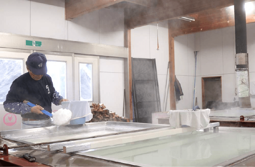 野田村の特産品、自然海水塩の工房で塩づくり見学